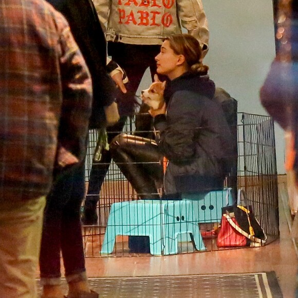 Kendall Jenner et Hailey Baldwin font du shopping dans la boutique pour animaux 'Citipups' à New York, le 29 mars 2016