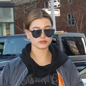 Hailey Baldwin quitte l'hôtel Bowery pour se rendre dans la boutique pour animaux Citipups à New York, le 29 mars 2016