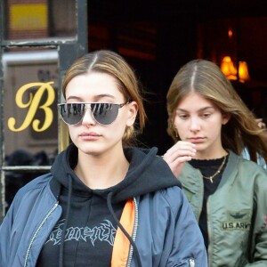 Hailey Baldwin et Kendall Jenner quittent l'hôtel Bowery pour se rendre dans la boutique pour animaux Citipups à New York, le 29 mars 2016