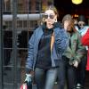 Hailey Baldwin et Kendall Jenner quittent l'hôtel Bowery pour se rendre dans la boutique pour animaux Citipups à New York, le 29 mars 2016