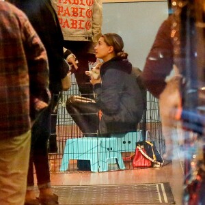 Kendall Jenner et Hailey Baldwin font du shopping dans la boutique pour animaux 'Citipups' à New York, le 29 mars 2016