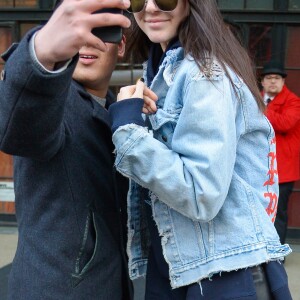 Hailey Baldwin et Kendall Jenner quittent l'hôtel Bowery pour se rendre dans la boutique pour animaux Citipups à New York, le 29 mars 2016