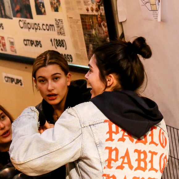 Kendall Jenner et Hailey Baldwin font du shopping dans la boutique pour animaux 'Citipups' à New York, le 29 mars 2016