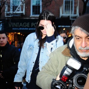 Kendall Jenner s'en prend à un photographe qui la bouscule dans les rues de New York, le 29 mars 2016