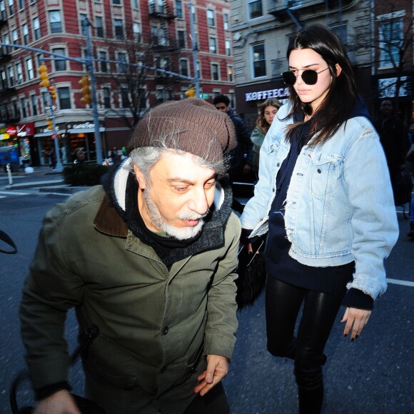 Kendall Jenner s'en prend à un photographe qui la bouscule dans les rues de New York, le 29 mars 2016