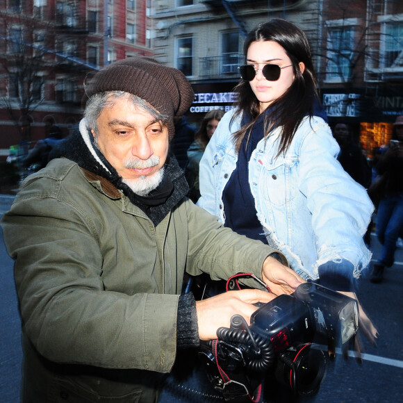 Kendall Jenner s'en prend à un photographe qui la bouscule dans les rues de New York, le 29 mars 2016