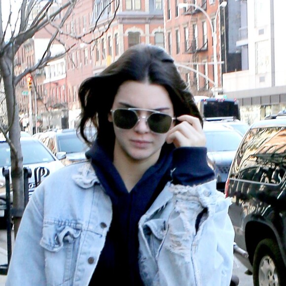 Kendall Jenner s'en prend à un photographe qui la bouscule dans les rues de New York, le 29 mars 2016