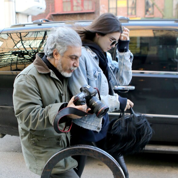 Kendall Jenner s'en prend à un photographe qui la bouscule dans les rues de New York, le 29 mars 2016