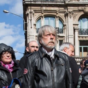 Exclusif - Renaud est allé déposer une rose, place de la Bourse à Bruxelles, en hommage aux victimes des attentats du 22 mars 2016 de la capitale belge, le 27 mars 2016. © Alain Rolland/Imagebuzz/Bestimage