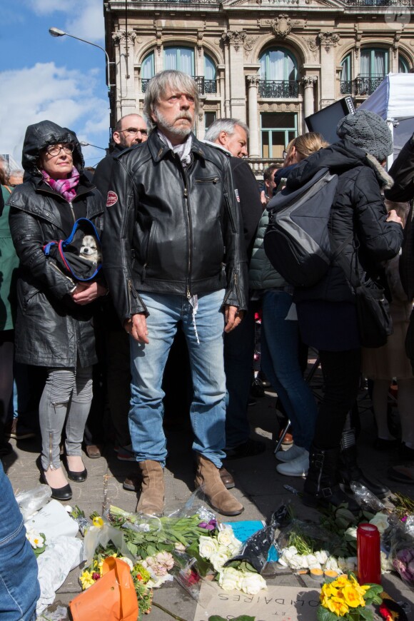 Exclusif - Renaud est allé déposer une rose, place de la Bourse à Bruxelles, en hommage aux victimes des attentats du 22 mars 2016 de la capitale belge, le 27 mars 2016. © Alain Rolland/Imagebuzz/Bestimage