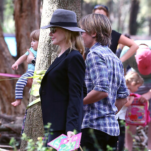 Nicole Kidman et son mari Keith Urban emmènent leurs filles Faith et Sunday Rose faire une chasse à l'oeuf au centennial park à Sydney, pour Pâques, le 27 mars 2016