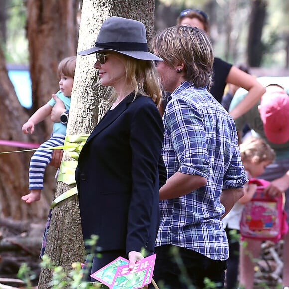 Nicole Kidman et son mari Keith Urban emmènent leurs filles Faith et Sunday Rose faire une chasse à l'oeuf au centennial park à Sydney, pour Pâques, le 27 mars 2016