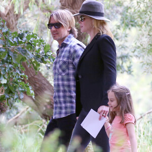 Nicole Kidman et son mari Keith Urban emmènent leurs filles Faith et Sunday Rose faire une chasse à l'oeuf au centennial park à Sydney, pour Pâques, le 27 mars 2016