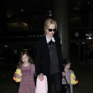 Nicole Kidman et ses filles Margaret et Sunday arrivent à l'aéroport LAX de Los Angeles le 1er avril 2016