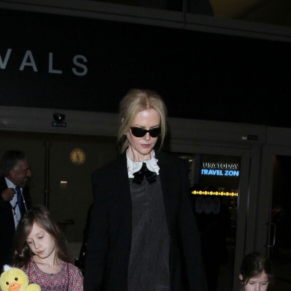 Nicole Kidman et ses filles Margaret et Sunday arrivent à l'aéroport LAX de Los Angeles le 1er avril 2016