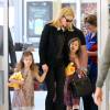 Nicole Kidman et ses filles Margaret et Sunday arrivent à l'aéroport LAX de Los Angeles le 1er avril 2016