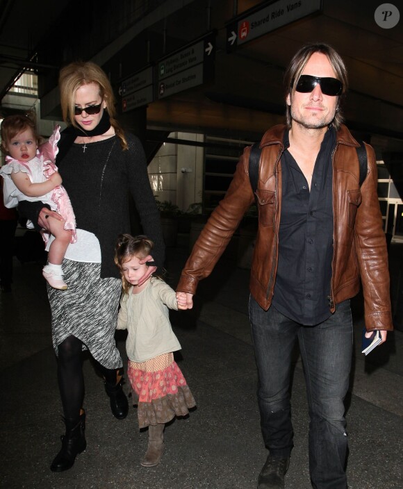 Nicole Kidman, son mari Keith Urban et leurs filles Faith Margaret et Sunday Rose arrivent à l'aéroport LAX de Los Angeles le 29 mars 2014