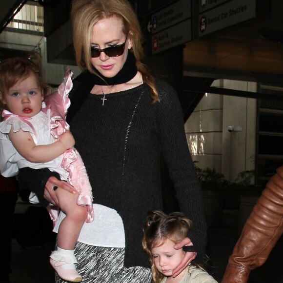 Nicole Kidman, son mari Keith Urban et leurs filles Faith Margaret et Sunday Rose arrivent à l'aéroport LAX de Los Angeles le 29 mars 2014