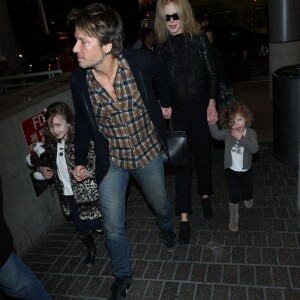 Nicole Kidman, son mari Keith Urban et leurs filles Faith Margaret et Sunday Rose arrivent à l'aéroport LAX de Los Angeles le 26 mars 2014