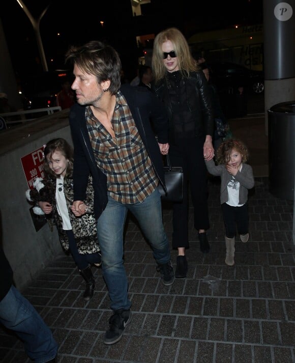 Nicole Kidman, son mari Keith Urban et leurs filles Faith Margaret et Sunday Rose arrivent à l'aéroport LAX de Los Angeles le 26 mars 2014