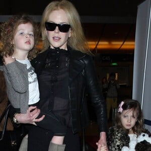 Nicole Kidman, son mari Keith Urban et leurs filles Faith Margaret et Sunday Rose arrivent à l'aéroport LAX de Los Angeles le 26 mars 2014