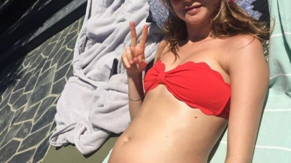 Adam Levine : Behati, enceinte, dévoile en bikini son baby bump naissant
