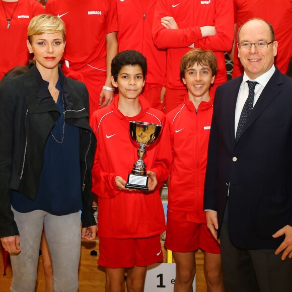 Exclusif - La princesse Charlene de Monaco, accompagnée par son mari le prince Albert II de Monaco, a rencontré les protagonistes du 3e Rallye Princesse Charlene, le 1er avril 2016, et a effectué la remise des prix puis posé pour une photo souvenir, au Collège Charles III. © Olivier Huitel / Pool Restreint Monaco / Bestimage