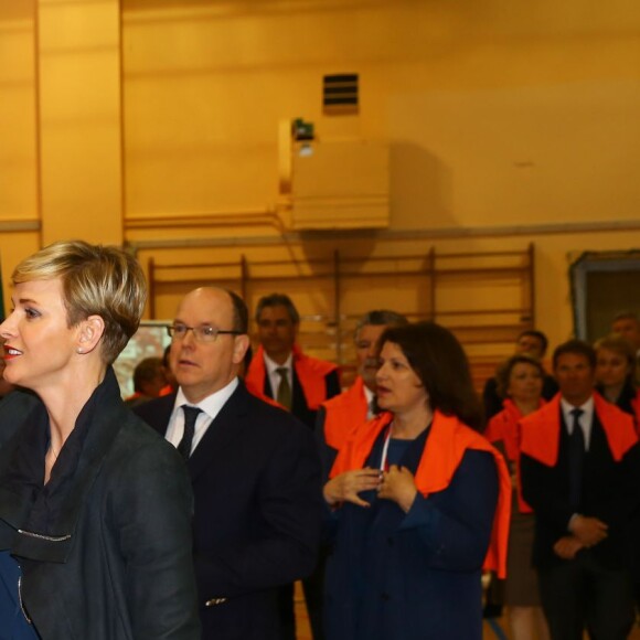 Exclusif - La princesse Charlene de Monaco, accompagnée par son mari le prince Albert II de Monaco, a rencontré les protagonistes du 3e Rallye Princesse Charlene, le 1er avril 2016, et a effectué la remise des prix puis posé pour une photo souvenir, au Collège Charles III. © Olivier Huitel / Pool Restreint Monaco / Bestimage