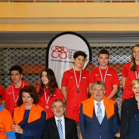 Exclusif - La princesse Charlene de Monaco, accompagnée par son mari le prince Albert II de Monaco, a rencontré les protagonistes du 3e Rallye Princesse Charlene, le 1er avril 2016, et a effectué la remise des prix puis posé pour une photo souvenir, au Collège Charles III. © Olivier Huitel / Pool Restreint Monaco / Bestimage