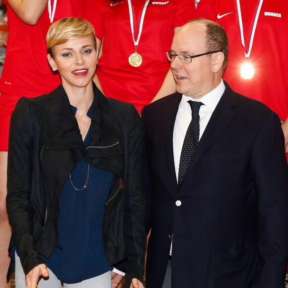 Exclusif - La princesse Charlene de Monaco, accompagnée par son mari le prince Albert II de Monaco, a rencontré les protagonistes du 3e Rallye Princesse Charlene, le 1er avril 2016, et a effectué la remise des prix puis posé pour une photo souvenir, au Collège Charles III. © Olivier Huitel / Pool Restreint Monaco / Bestimage