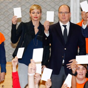 Exclusif - La princesse Charlene de Monaco, accompagnée par son mari le prince Albert II de Monaco, a rencontré les protagonistes du 3e Rallye Princesse Charlene, le 1er avril 2016, et a effectué la remise des prix puis posé pour une photo souvenir, au Collège Charles III. © Olivier Huitel / Pool Restreint Monaco / Bestimage