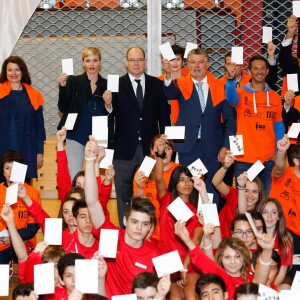 Exclusif - La princesse Charlene de Monaco, accompagnée par son mari le prince Albert II de Monaco, a rencontré les protagonistes du 3e Rallye Princesse Charlene, le 1er avril 2016, et a effectué la remise des prix puis posé pour une photo souvenir, au Collège Charles III. © Olivier Huitel / Pool Restreint Monaco / Bestimage