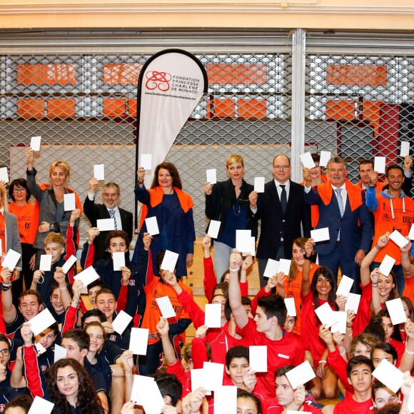 Exclusif - La princesse Charlene de Monaco, accompagnée par son mari le prince Albert II de Monaco, a rencontré les protagonistes du 3e Rallye Princesse Charlene, le 1er avril 2016, et a effectué la remise des prix puis posé pour une photo souvenir, au Collège Charles III. © Olivier Huitel / Pool Restreint Monaco / Bestimage