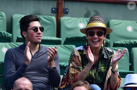 Cristina Cordula et son fils Enzo - People dans les tribunes des Internationaux de France de tennis de Roland Garros le 3 juin 2015.