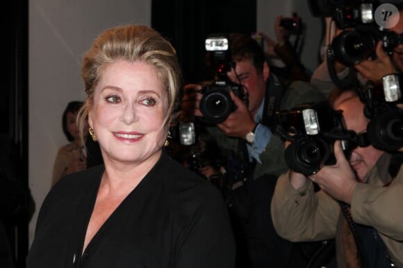 Catherine Deneuve se rendant au défilé Jean-Paul Gaultier le 28 septembre 2013