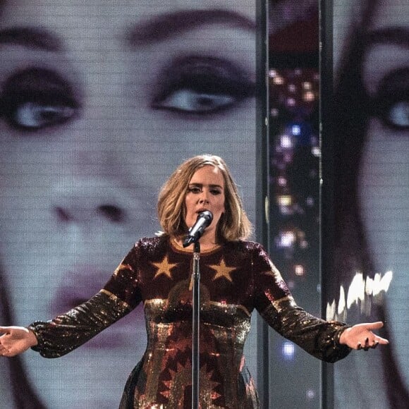 Adele (Meilleure artiste féminine anglaise, Meilleur single anglais de l'année pour "Hello", Meilleur album britannique pour "25", prix d'honneur) sur la scène de l'O2 Arena lors de la cérémonie des BRIT Awards 2016 à Londres, le 24 février 2016.