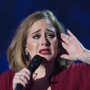 Adele (Meilleure artiste féminine anglaise, Meilleur single anglais de l'année pour "Hello", Meilleur album britannique pour "25", prix d'honneur) - Cérémonie des BRIT Awards 2016 à l'O2 Arena à Londres, le 24 février 2016.