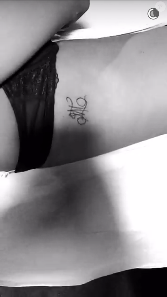 Nehuda des "Anges 8" se fait un nouveau tatouage, le 5 avril 2016
