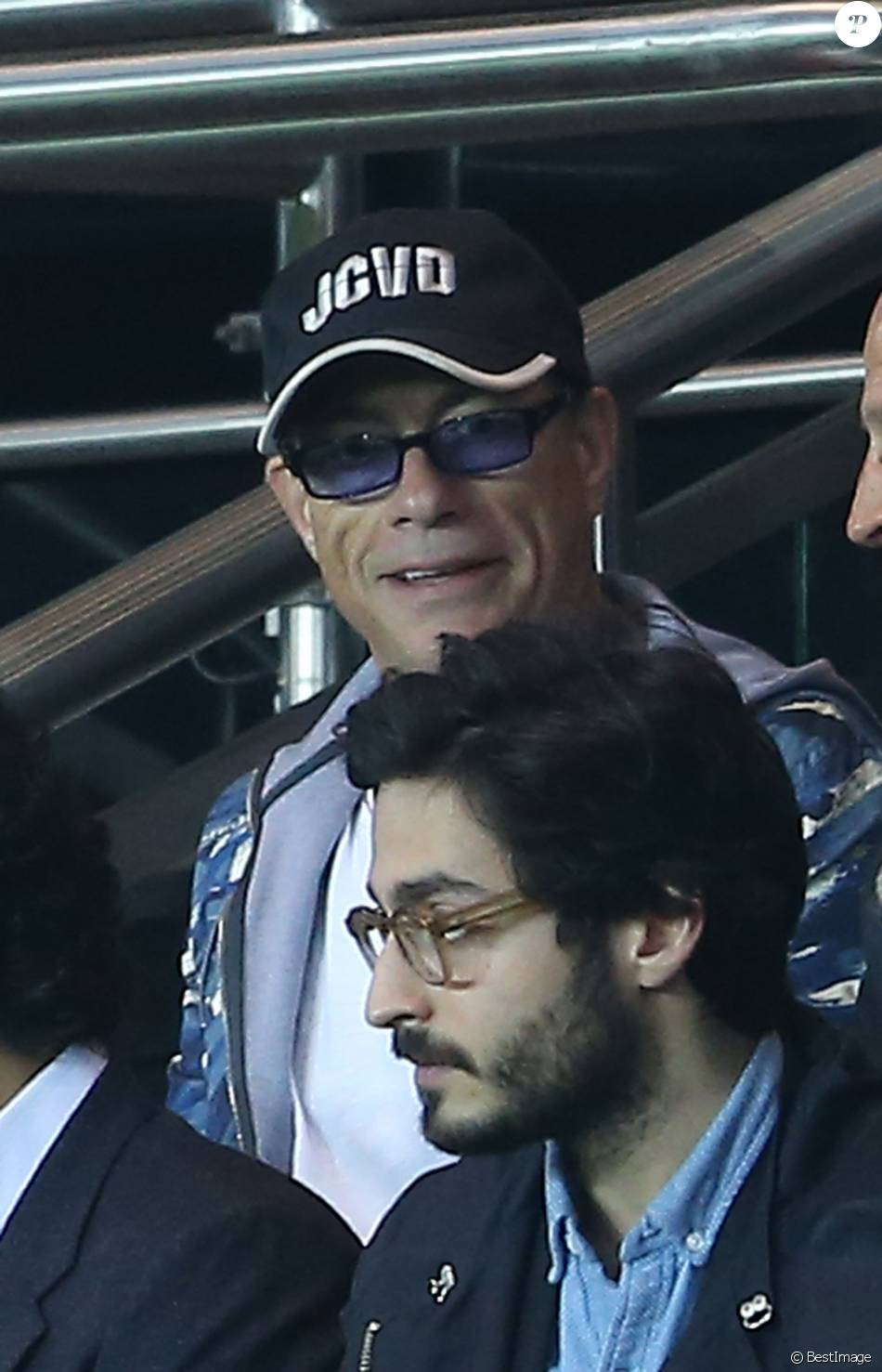 Jean-Claude Van Damme au match de Ligue des Champions PSG ...