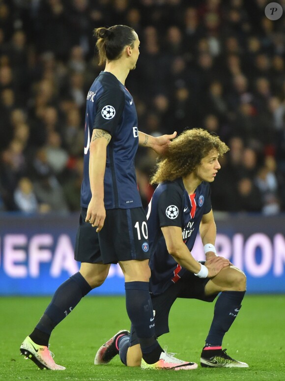 Zlatan Ibrahimovic et David Luiz pendant le match de Ligue des Champions PSG - Manchester City au Parc des Princes à Paris le 6 avril 2016.