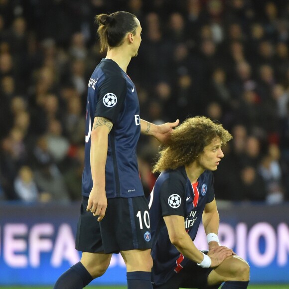 Zlatan Ibrahimovic et David Luiz pendant le match de Ligue des Champions PSG - Manchester City au Parc des Princes à Paris le 6 avril 2016.