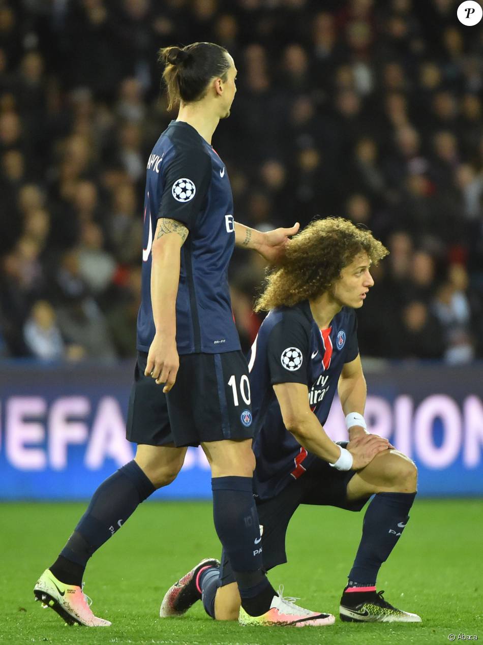 Zlatan Ibrahimovic et David Luiz pendant le match de Ligue ...