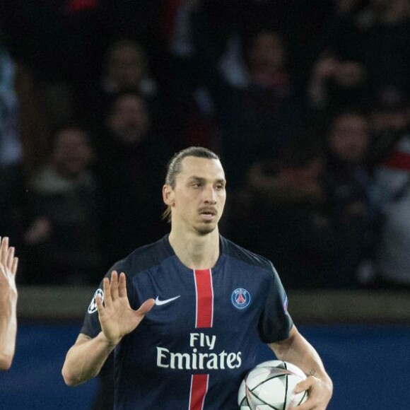 Zlatan Ibrahimovic et Edinson Cavani pendant le match de Ligue des Champions PSG - Manchester City au Parc des Princes à Paris le 6 avril 2016.