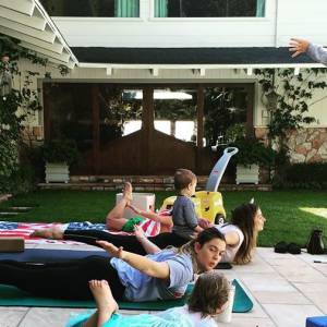 Drew Barrymore et sa fille Olive prennent un cours de yoga