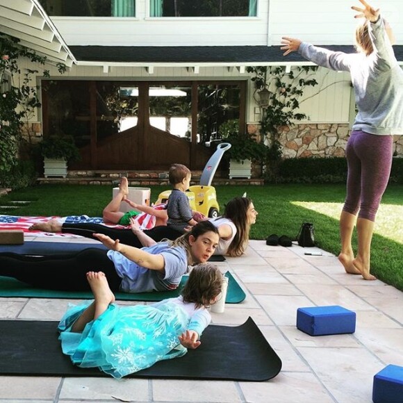 Drew Barrymore et sa fille Olive prennent un cours de yoga