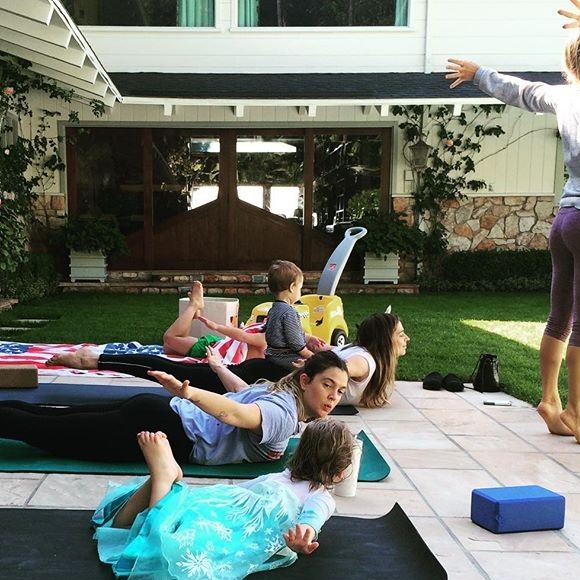 Drew Barrymore et sa fille Olive prennent un cours de yoga