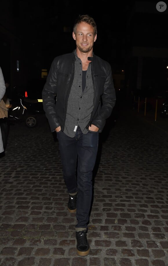Jenson Button et sa nouvelle compagne Brittny Ward quittent "The Chiltern Firehouse" à Londres, le 5 avril 2016.