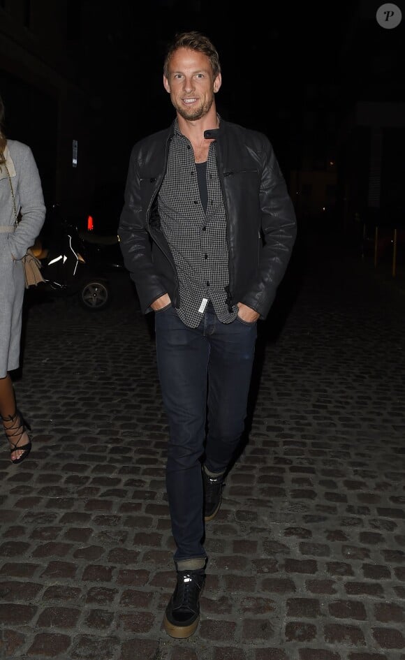 Jenson Button et sa nouvelle compagne Brittny Ward quittent "The Chiltern Firehouse" à Londres, le 5 avril 2016.