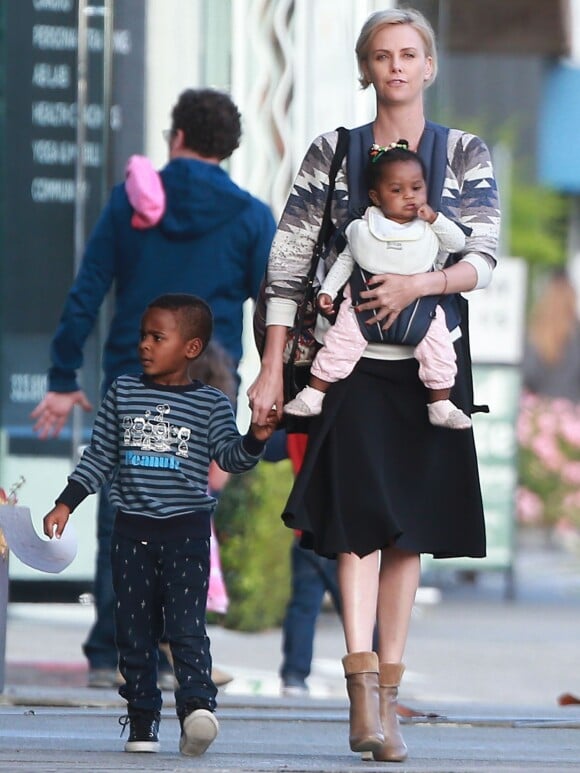 Charlize Theron avec son fils Jackson et sa fille August à Los Angeles le 11 mars 2016