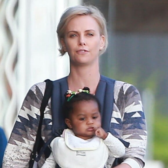 Charlize Theron avec son fils Jackson et sa fille August à Los Angeles le 11 mars 2016